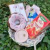 Kosz z wikliny papierowej z różnymi produktami