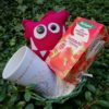Kosz z wikliny papierowej z różnymi produktami